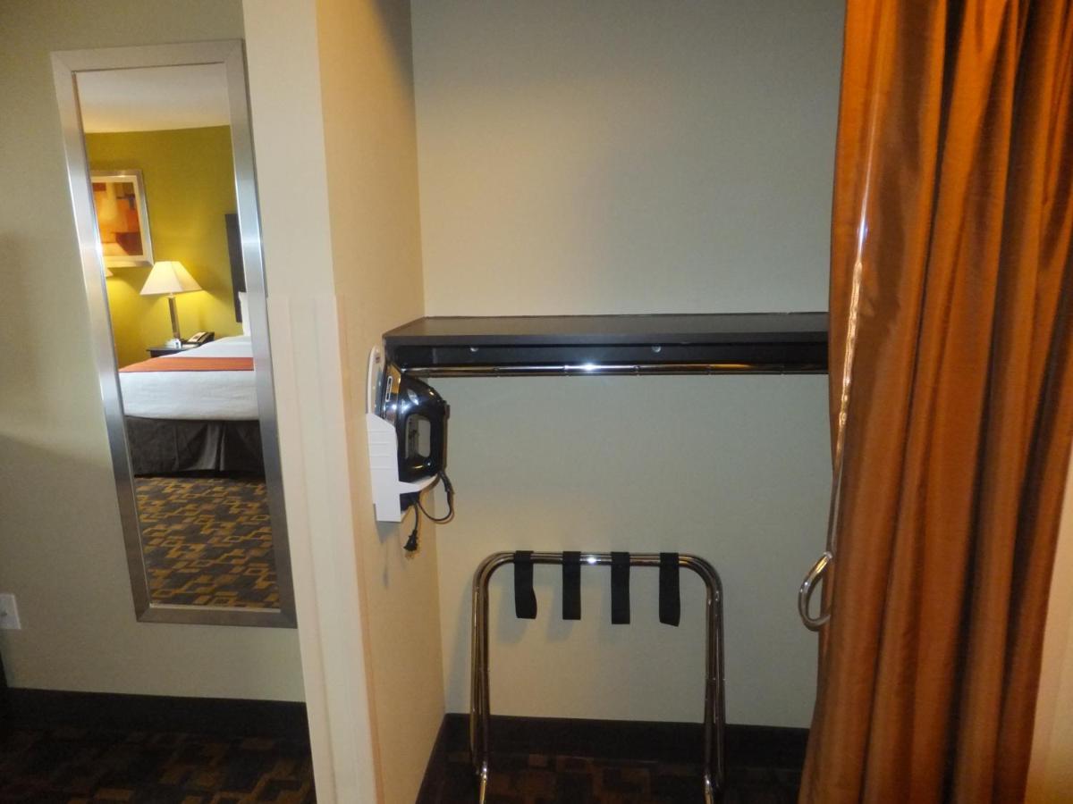 Holiday Inn Mount Prospect-Chicago Room photo